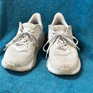 Hoka One One Women’s Arahi 5 gray size 10.5